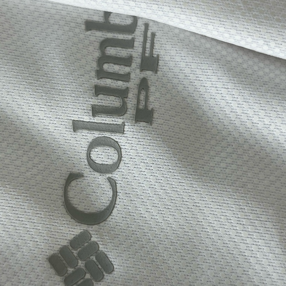 Columbia, fishing / sun-repellant performance line sweater, size M, never worn.